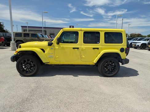 Used 2024 Jeep Wrangler Unlimited Sahara AWD/4WD image 4