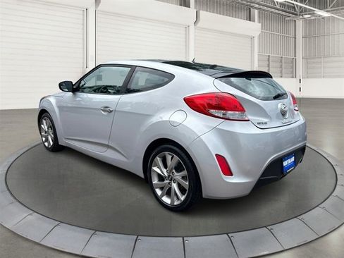 Used 2017 Hyundai Veloster FWD image 2