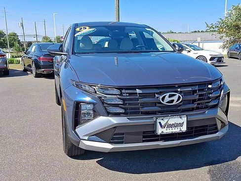 Certified 2025 Hyundai Tucson SE image 3