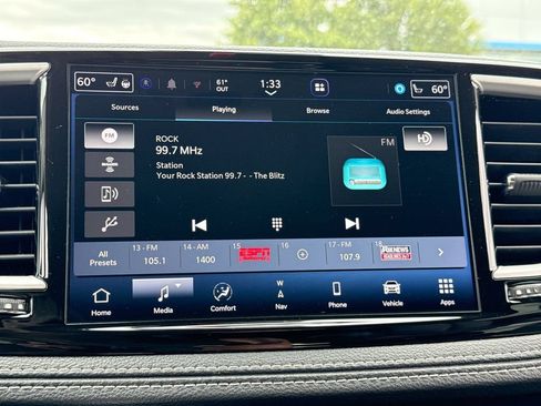 Used 2024 Chrysler Pacifica Limited FWD image 16