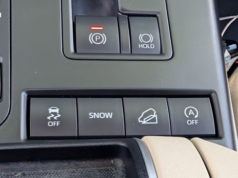 Used 2021 Toyota Highlander XLE AWD/4WD image 16