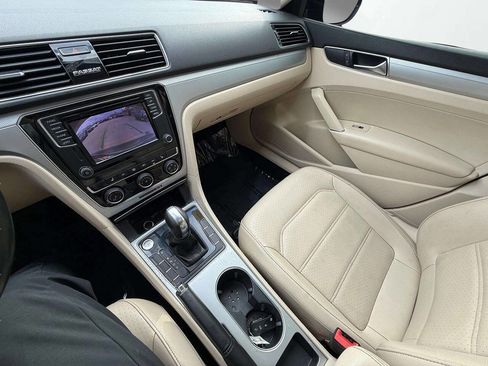 Used 2019 Volkswagen Passat 2.0T Wolfsburg w/ Wheels & Sunroof Package image 20