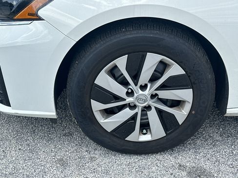 Used 2025 Nissan Altima 2.5 S FWD image 11