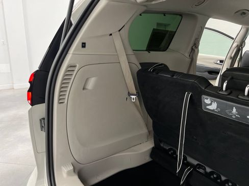 Used 2021 Chrysler Pacifica Touring-L FWD image 48