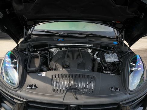 Certified 2026 Porsche Macan AWD/4WD image 10