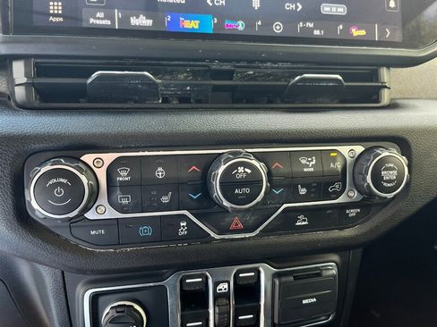 Used 2024 Jeep Wrangler Unlimited image 33