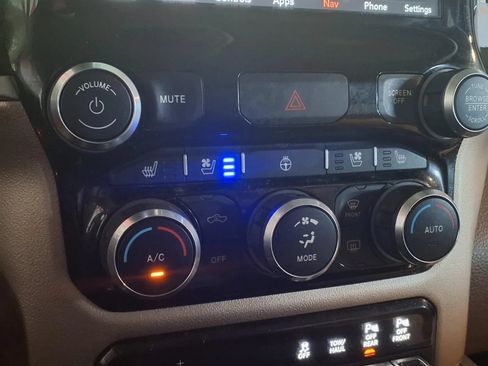 Used 2019 RAM 1500 Laramie AWD/4WD image 18