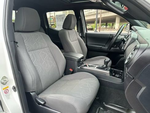 Certified 2017 Toyota Tacoma TRD Off-Road w/ Premium & Technology Package AWD/4WD image 11