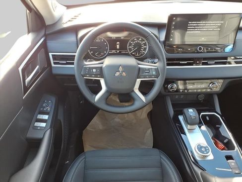 New 2025 Mitsubishi Outlander SE image 12
