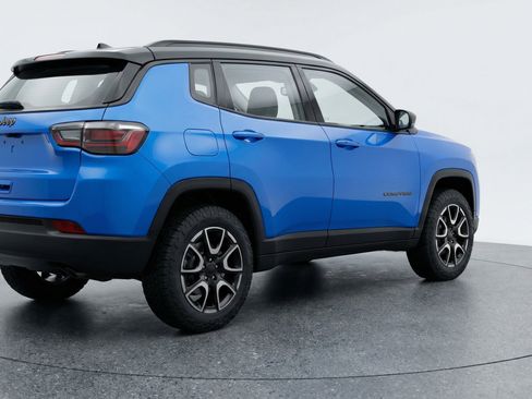 Used 2025 Jeep Compass Trailhawk AWD/4WD image 9