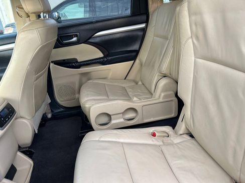 Used 2014 Toyota Highlander XLE image 12