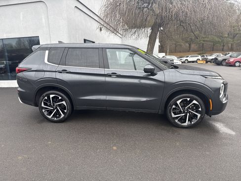 Used 2024 Mitsubishi Outlander SE image 2