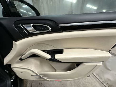Used 2017 Porsche Cayenne Turbo image 23