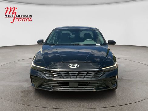Used 2025 Hyundai Elantra SEL FWD image 2
