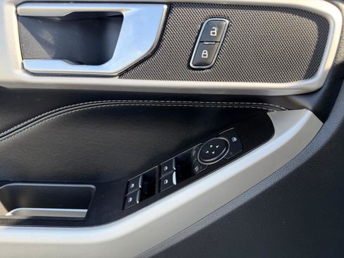 Used 2022 Ford Explorer XLT w/ Equipment Group 202A image 33