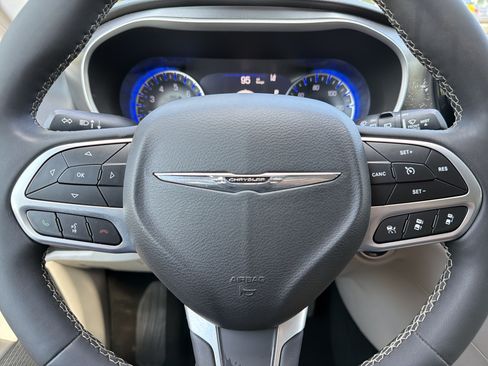 Used 2024 Chrysler Pacifica Touring-L FWD image 11