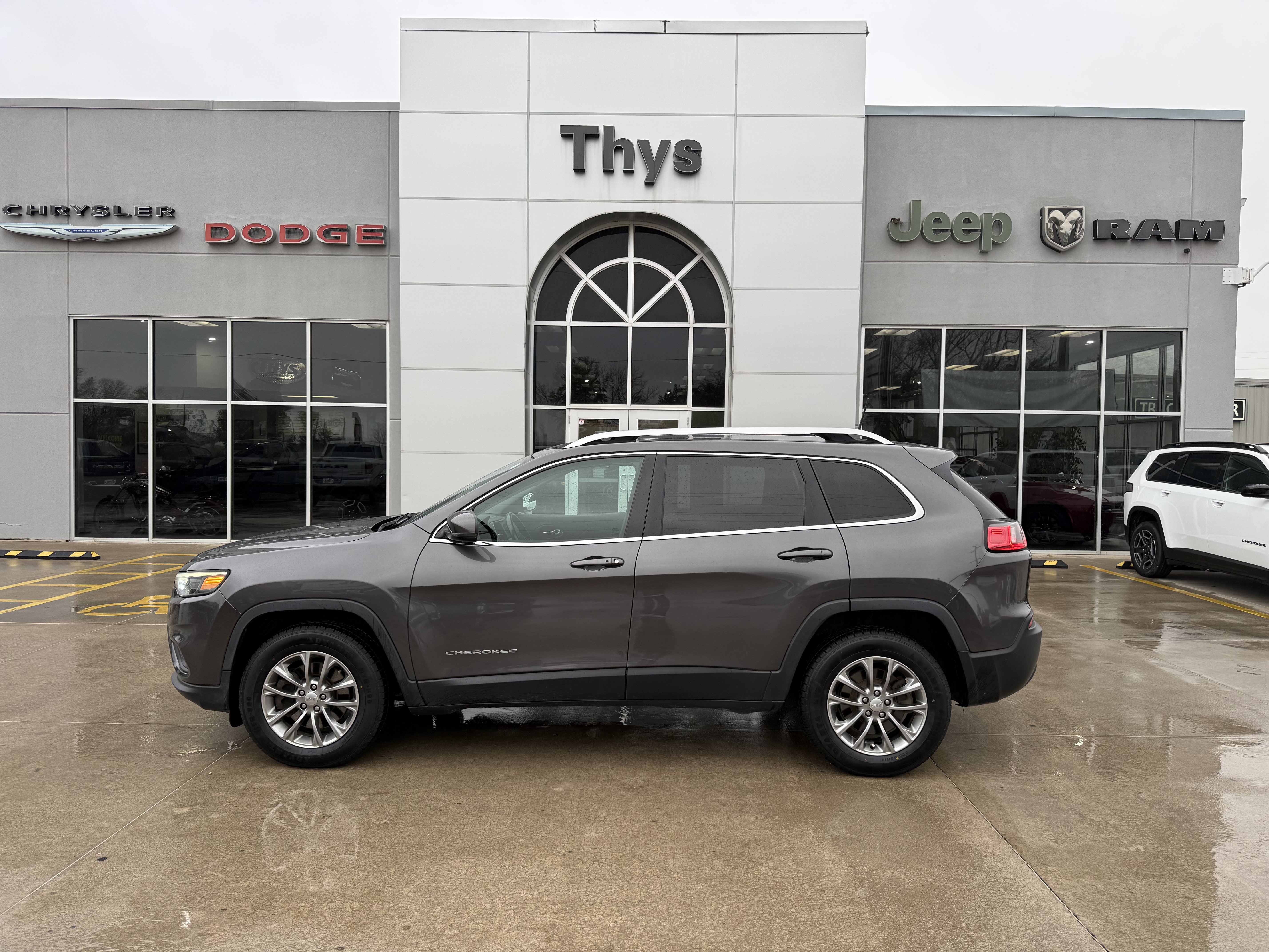 Used 2019 Jeep Cherokee Latitude Plus w/ Cold Weather Group AWD/4WD image 31