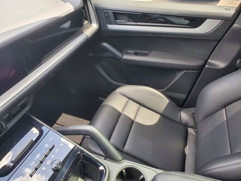 Used 2024 Porsche Cayenne AWD/4WD image 26