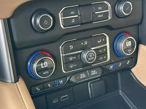 Used 2023 Chevrolet Suburban Premier AWD/4WD image 19