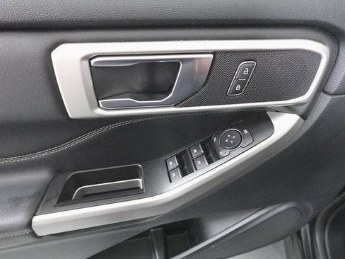 Used 2022 Ford Explorer XLT image 8