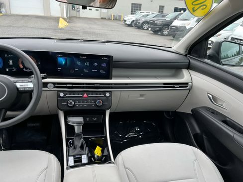 Used 2025 Hyundai Tucson SE FWD image 26