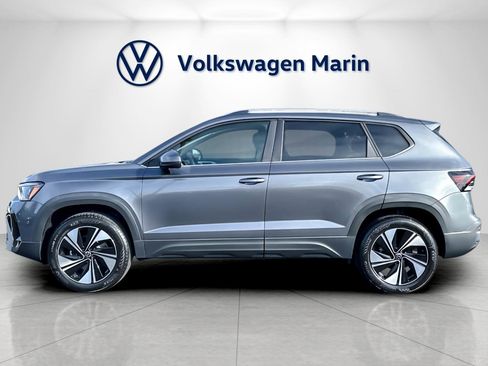 New 2026 Volkswagen Taos SE image 2