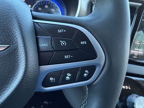 Used 2024 Chrysler Pacifica Touring-L image 17