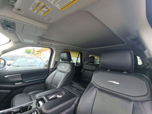 Used 2025 Ford Expedition Platinum AWD/4WD image 3