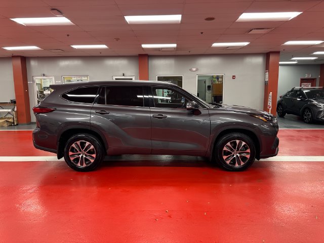Used 2022 Toyota Highlander XLE AWD/4WD image 3