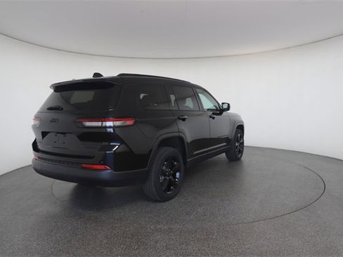 Used 2023 Jeep Grand Cherokee L Limited w/ Black Appearance Package image 18