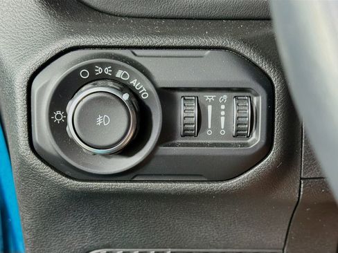 Used 2019 Jeep Wrangler Unlimited Sahara AWD/4WD image 11