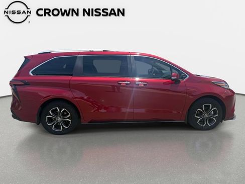Used 2025 Toyota Sienna Platinum AWD/4WD image 9