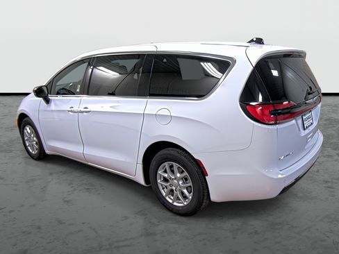 New 2026 Chrysler Pacifica Select image 2