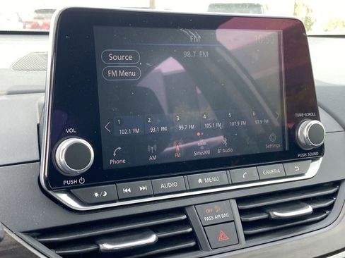 Used 2025 Nissan Altima 2.5 SV image 9