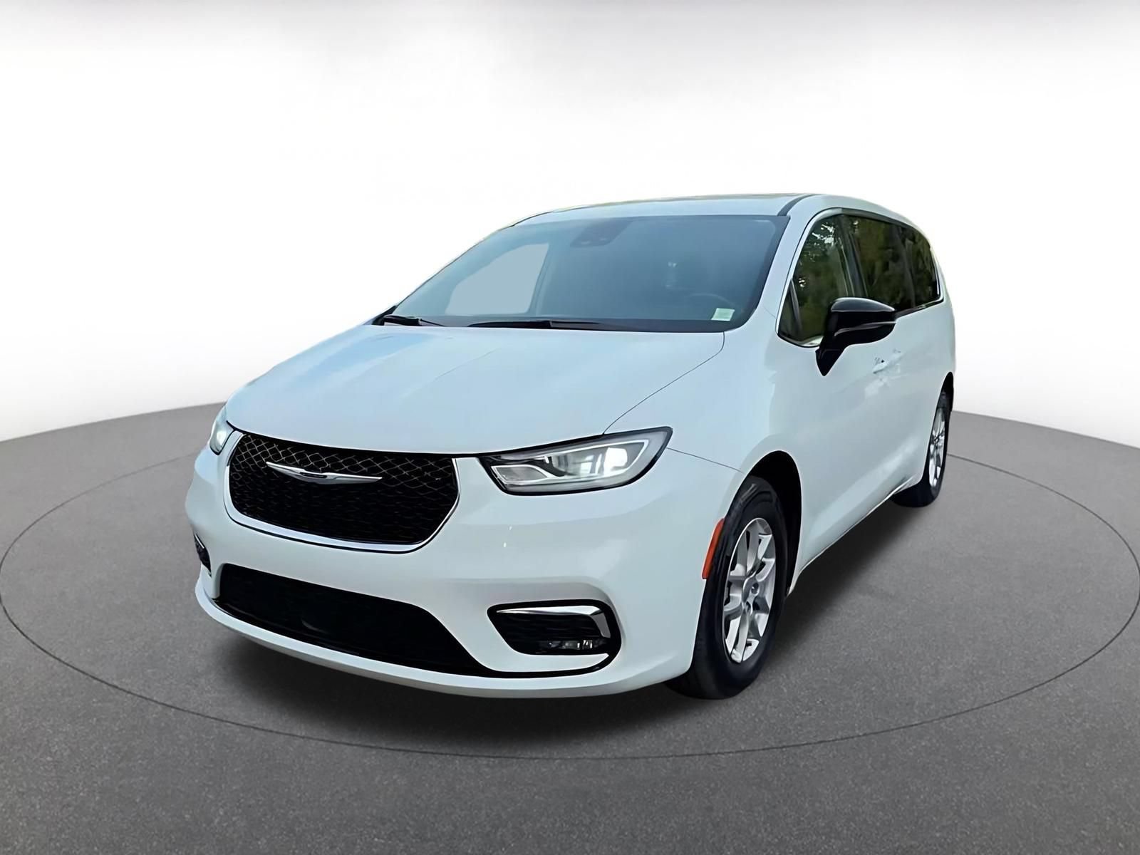 Used 2024 Chrysler Pacifica Touring-L FWD image 6