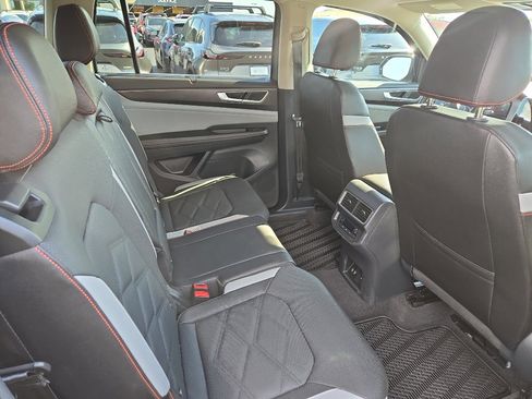 Used 2025 Volkswagen Atlas Peak Edition SE AWD/4WD image 17