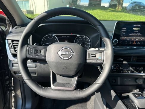 Used 2025 Nissan Rogue SV w/ SV Premium Package FWD image 14