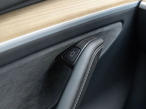 Used 2024 Tesla Model Y 2WD image 16