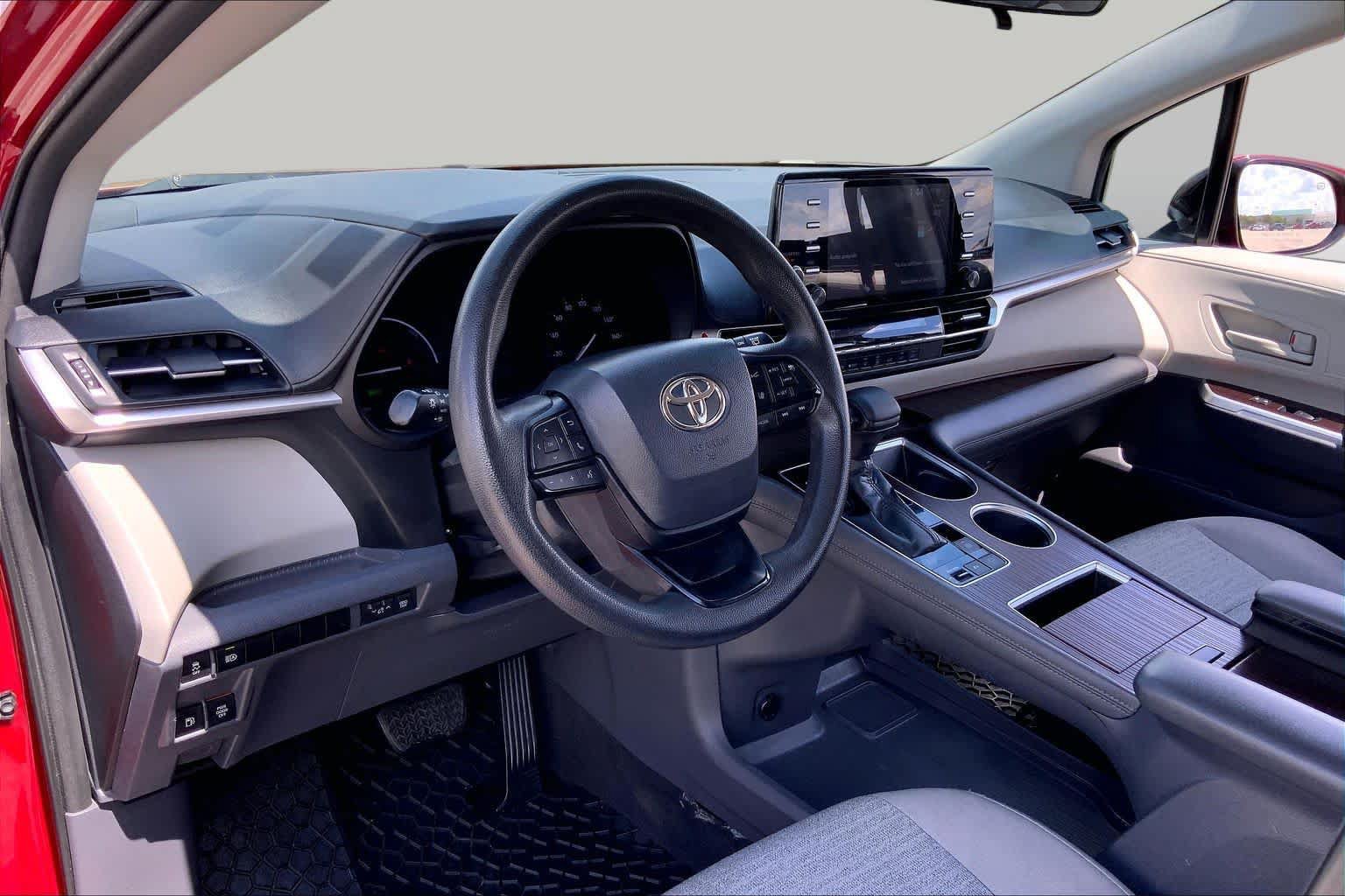 Used 2022 Toyota Sienna LE FWD image 17
