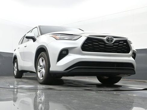 Used 2024 Toyota Highlander LE image 9