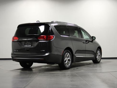 Used 2017 Chrysler Pacifica Limited FWD image 4