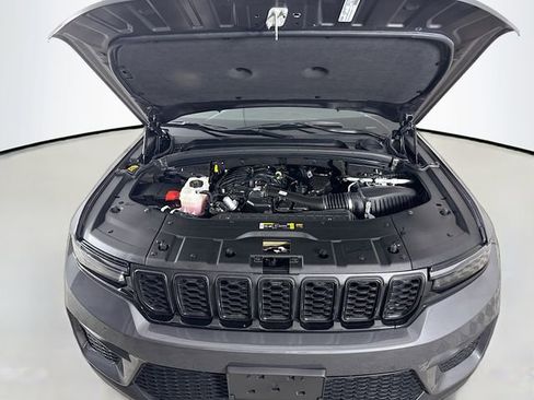 Used 2024 Jeep Grand Cherokee Altitude image 29