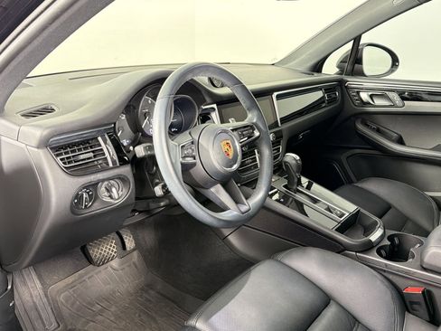 Certified 2023 Porsche Macan image 4
