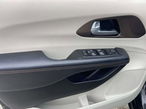 Used 2017 Chrysler Pacifica Touring-L image 6