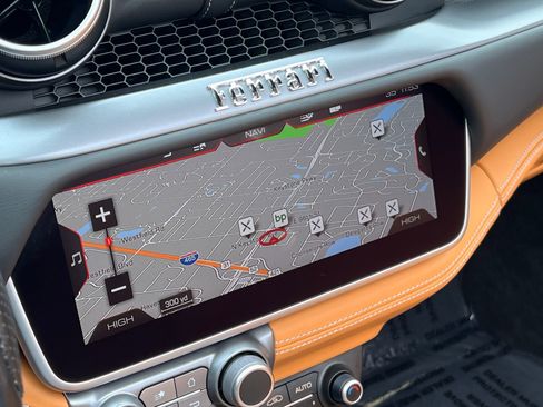 Used 2019 Ferrari Portofino RWD image 18