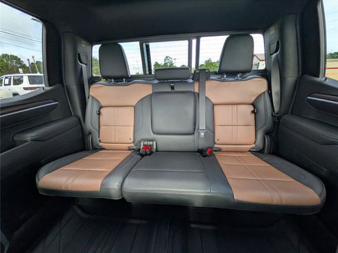 Used 2025 Chevrolet Silverado 1500 High Country AWD/4WD image 15