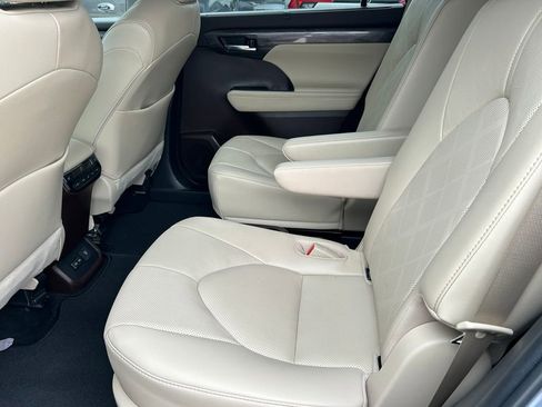 Used 2022 Toyota Highlander Platinum FWD image 17