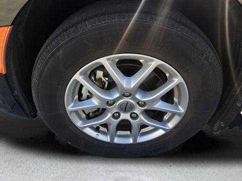 Used 2023 Chrysler Pacifica Touring-L image 8