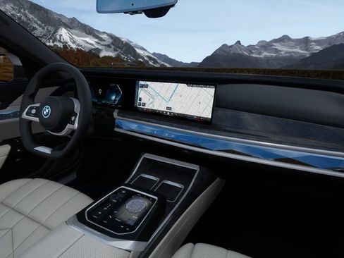 Used 2025 BMW i7 xDrive60 w/ Premium Package image 40