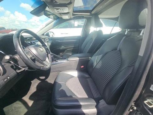 Used 2018 Toyota Camry SE w/ Moonroof Package image 2